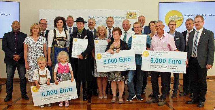 Verleihung Bürgerenergiepreis Niederbayern: Gruppenfoto Sieger