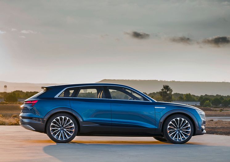 Audi e-tron quattro concept - static side