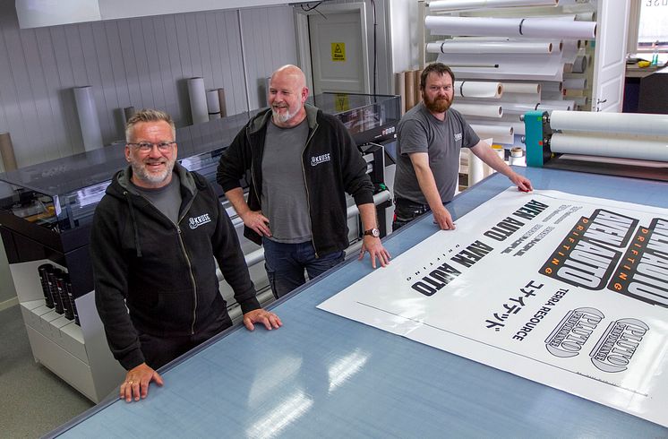 Kruser videre i god fart. Trond Sagen, Jarle Sørensen og Kato Vårdal er storfornøyd med bedriftens nye printer.