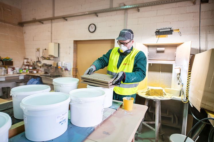 Gullesen prøver ut ulike glasurar på Wienerberger si teglsteinsfabrikk i Sveits