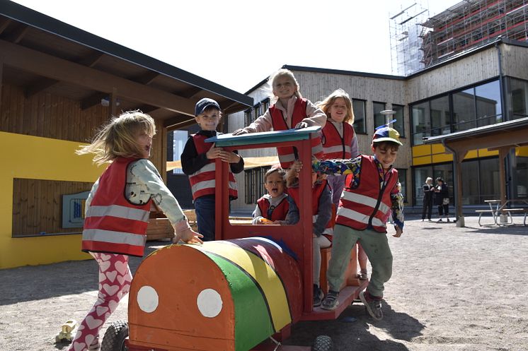 Bästa med nya utemiljön är helt klart lådbilsloket enligt förskolebarnen