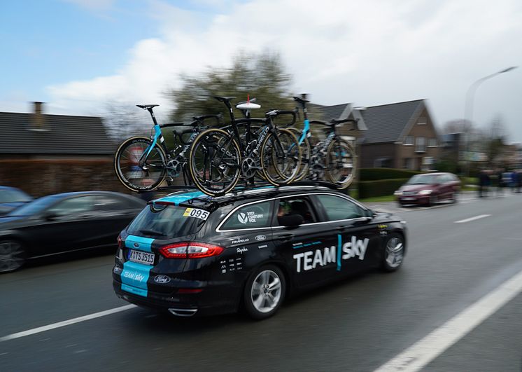 A Team Sky csapat Ford Mondeo kísérőautóját kemény tesztek készítik fel az “Észak Pokla” kerékpárversenyre