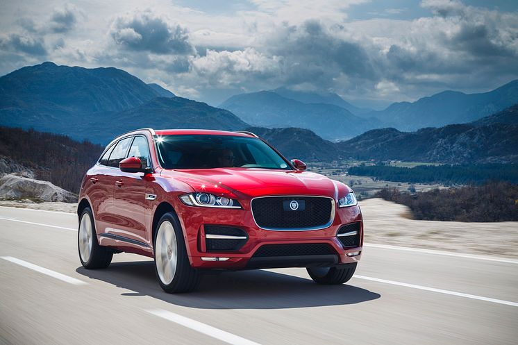 J_F-PACE_Drives_ItalianRacingRed