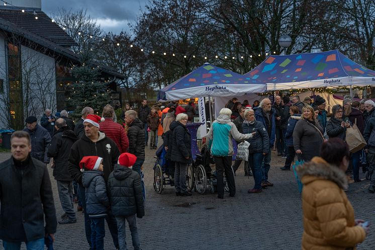 Stimmungsvoll beleuchtet: Mit Einbruch der Dunkelheit kommen die Lichter auf dem Lindenplatz zur Geltung.