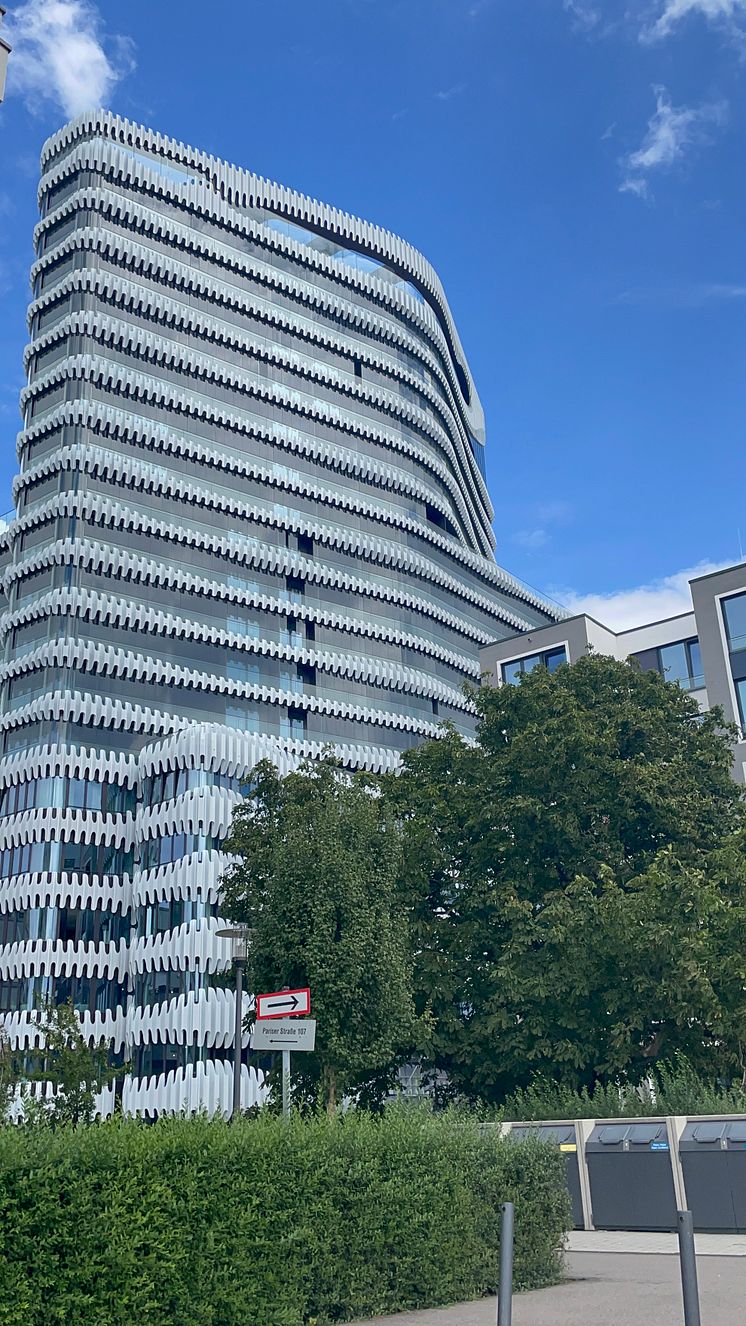 Der RKM Tower 740 mimt seiner außergewöhnlichen Fassade steht in Düsseldorf