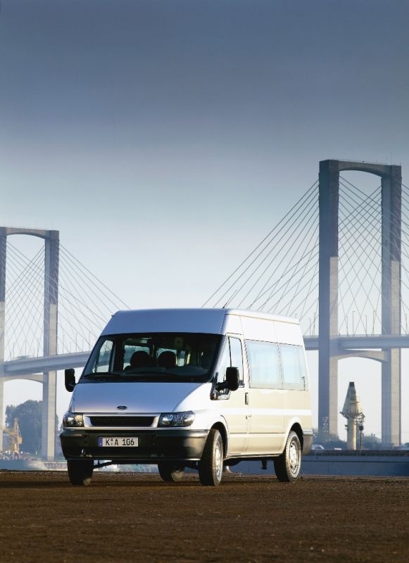 Immár 50 éves a legendás ford transit; egy új felmérés szerint a haszongépjárművek továbbra is az európai gazdaság 580 milliárd euró értékű szegmensének képezik a gerincét