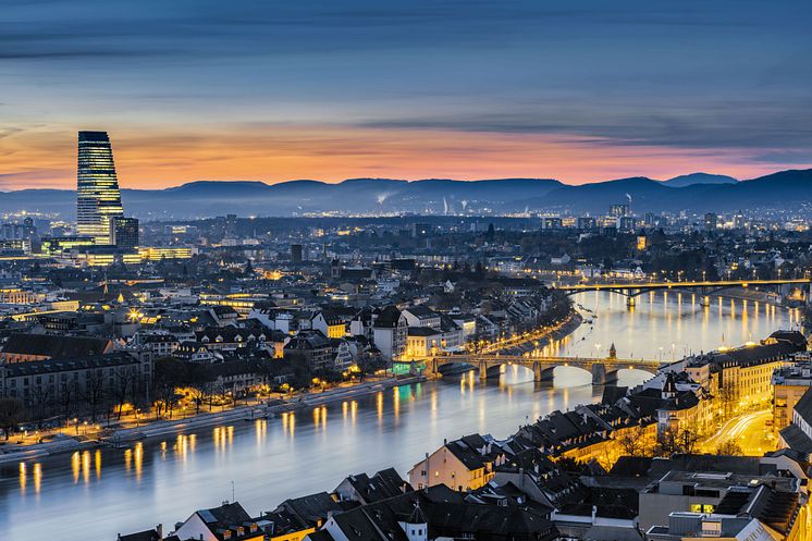 Blick auf die Stadt Basel mit der Mittleren Rheinbrücke, der Wettsteinbrücke und dem Roche Tower 