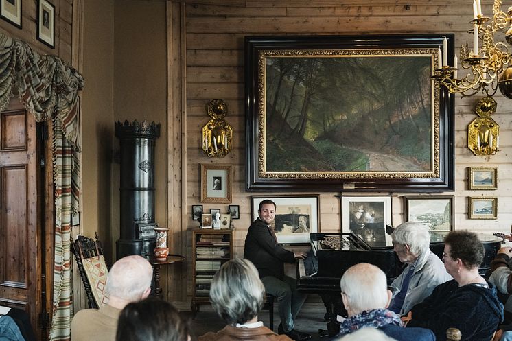 Publikum på konsert i villaen på Troldhaugen.