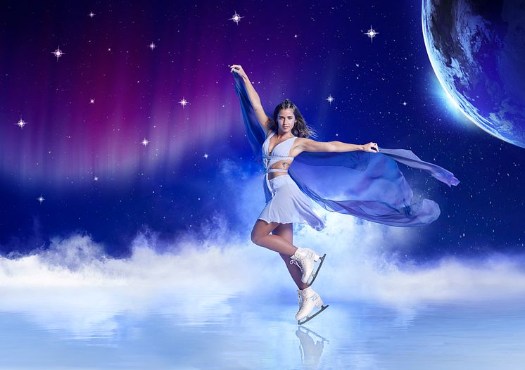 Sarah Lombardi taucht ein in die Welt von HOLIDAY ON ICE: In der neuen Show SUPERNOVA reist sie von der Erde zu den Sternen. Für ihr erstes Foto in der neuen Showwelt trägt sie ihr Lieblingskostüm von „Dancing on Ice“.