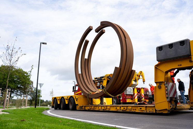 Bestyrelsesformand i Lars Larsen Group overså installationen af den nye skulptur (2)