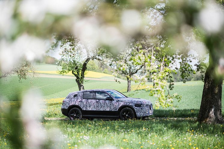 Mercedes-Benz EQC (maskerad) på smygprovkörning i Schwarzwald.