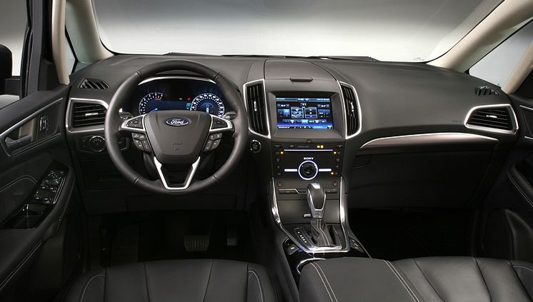 Az új, még kényelmesebb és praktikusabb luxusszínvonalú hétüléses Ford Galaxy elsőosztályú utazási élményt kínál