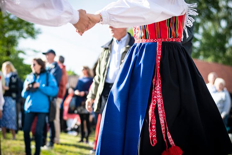 Midsummer_FolkCostume_fotoAnnaHolm_VisitDalarna