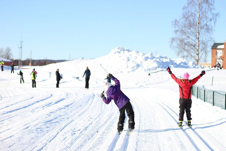 Skolbarn åker längdskidor