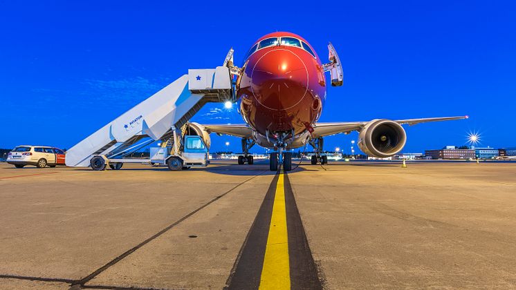 Dreamliner night time