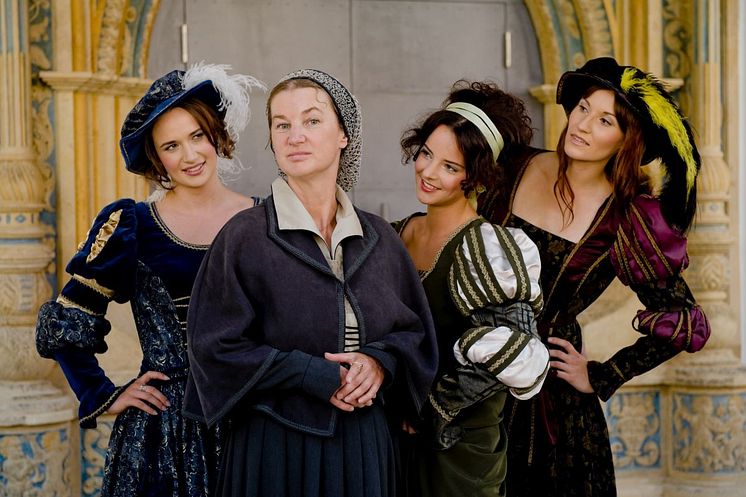 Katharina von Bora mit Damen in Kleidung aus Zeiten der Reformation