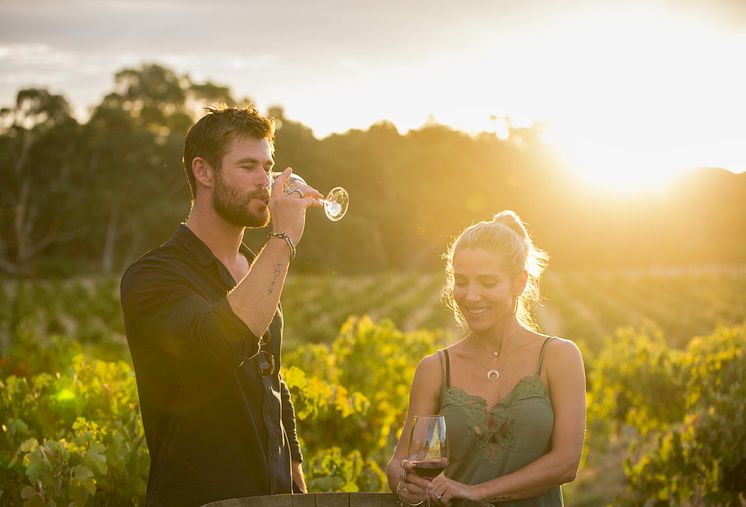 Chris Hemsworth ja Elsa Pataky nauttivat lasilliset Jacob's Creek Double Barrel -viiniä