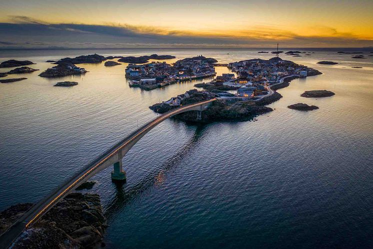 @Jelle - Midnattsol_henningsvaer Low-Res.jpg