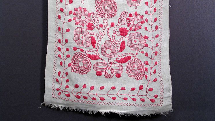 Broderad textil från Ukraina i Nordiska museets samlingar.