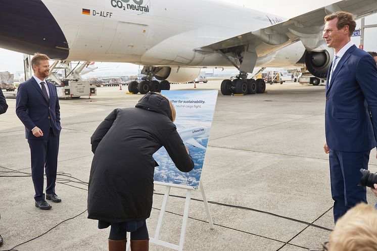 Lufthansa Cargo und DB Schenker starten die ersten CO2-neutralen Frachtflüge