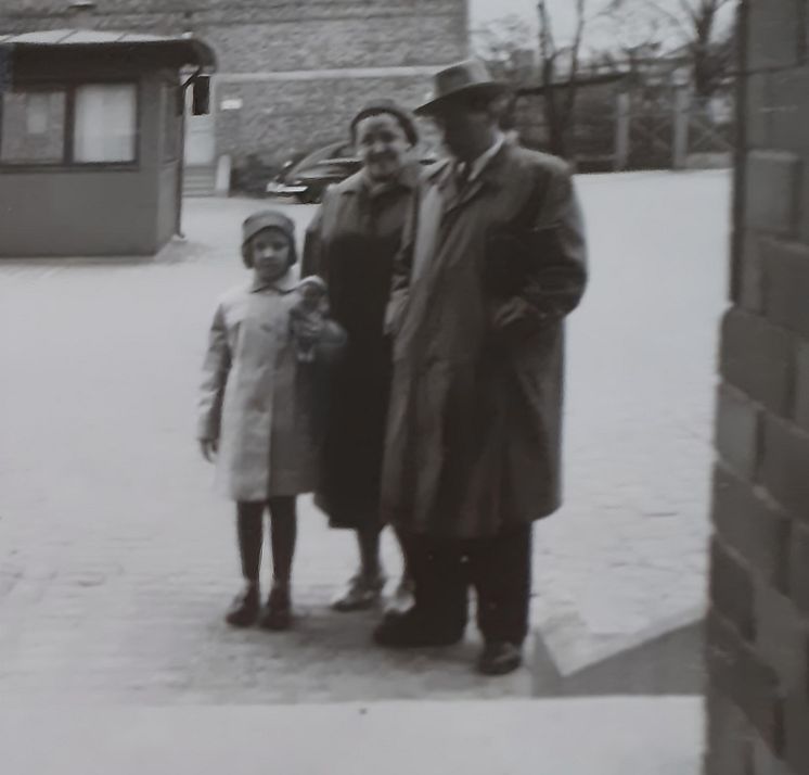 Margaretha Olsson med sin mamma och pappa vid Slakthusets entré