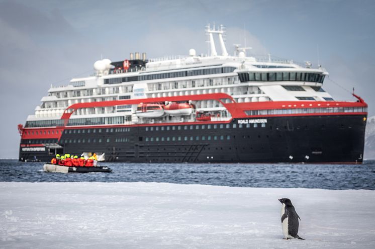 9__Antarctica DEC2021_MS Roald Amundsen_Photo Hurtigruten Expeditions_Oscar Farrera