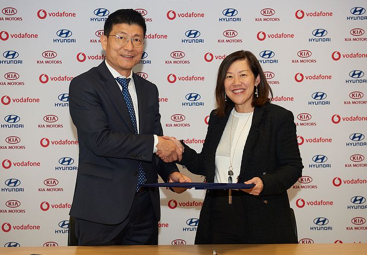(from left) Ji Yun Kim Vice President of ICT Technical Division at Hyundai Motor Group - Yen Yen Tan President of Vodafone Global Enterprise Asia Pacific
