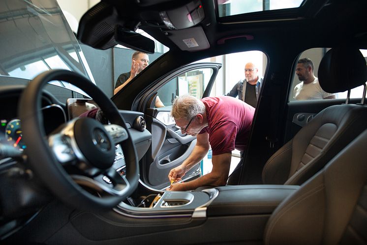 Mercedes-Benz utbildar gymnasielärare i elbilsteknik