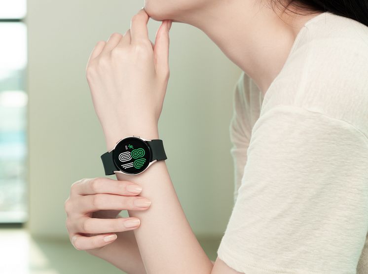 9. Galaxy Watch4_Lifestyle_Outbox Strap2.jpg