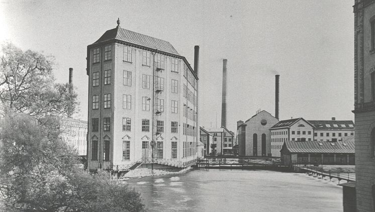 Laxholmens spinneri sett från Bergsbron ca 1920.jpeg