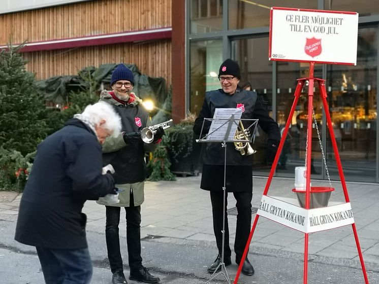 Frälsningsarméns julgryta på Östermalmstorg i Stockholm.