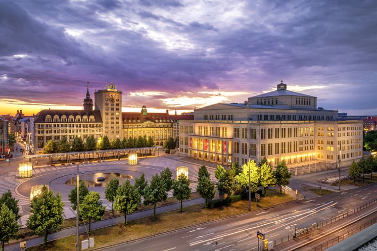 Leipzig_Oper_mit_Augustusplatz_bei_Dämmerung