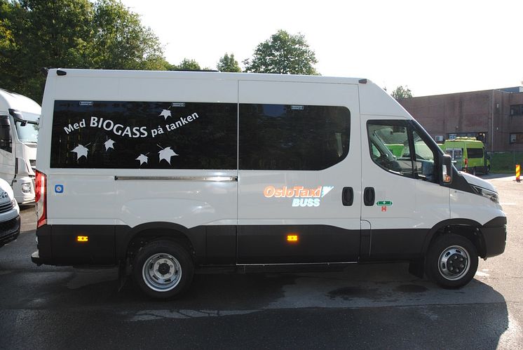 Teksten «Med BIOGASS på tanken» viser at Iveco Daily minibussene er særdeles miljøvennlige.
