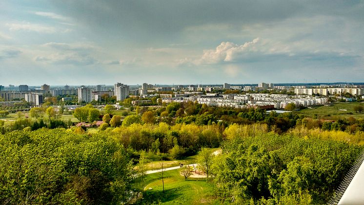 Berlin: Die Gärten der Welt mit der Skyline von Mahrzahn 