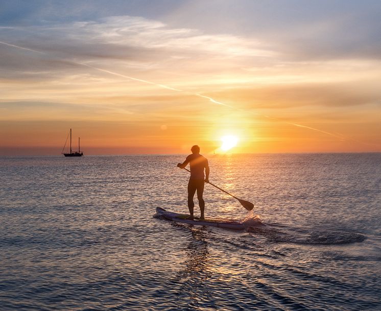 Stand Up Paddling SUP in der Abendsonne