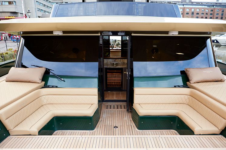 Moon 60 Power Catamaran - Outdoor seating