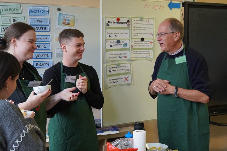 Studierende des Sachunterrichts kochen gemeinsam mit Schüler*innen der OBS Emstek beim Tag der Schulverpflegung 