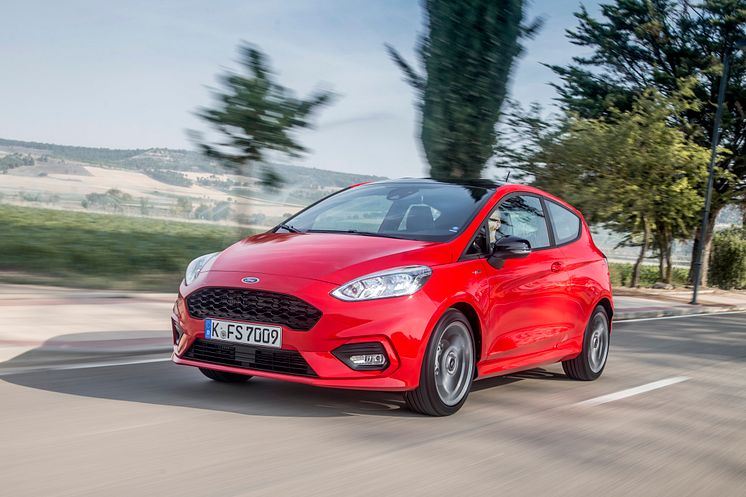 FORD_2017_IAA_Fiesta_ST-Line_Race_Red_01