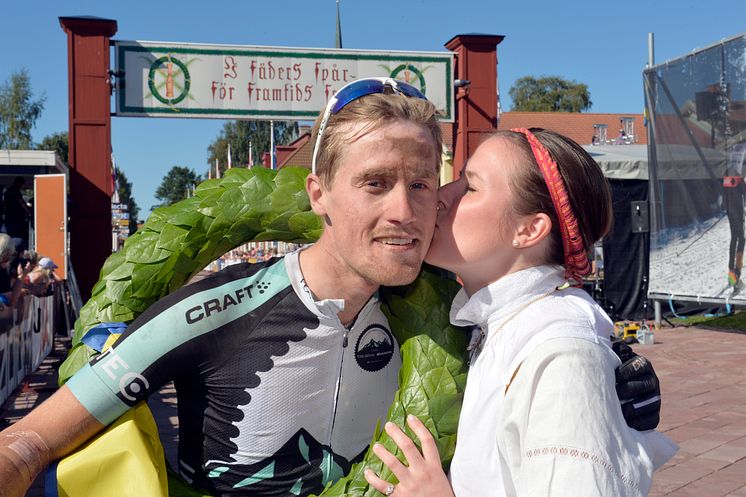 Alexander Wetterhall vann Cykelvasan 2015. Segerpuss från kranskullan Viktoria Stärner.