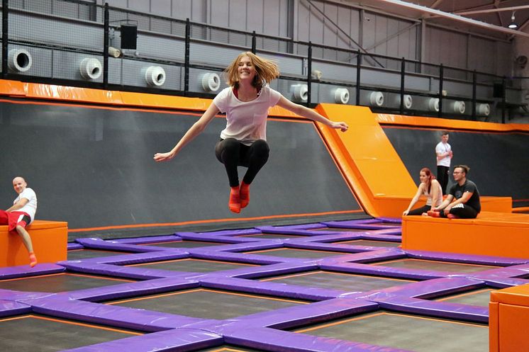 Der FreeJUMP Bereich mit 65 zusammenhängenden Trampolinen im JUMP House Leipzig