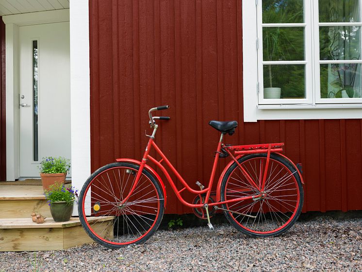 Träfasader i rött och rosa