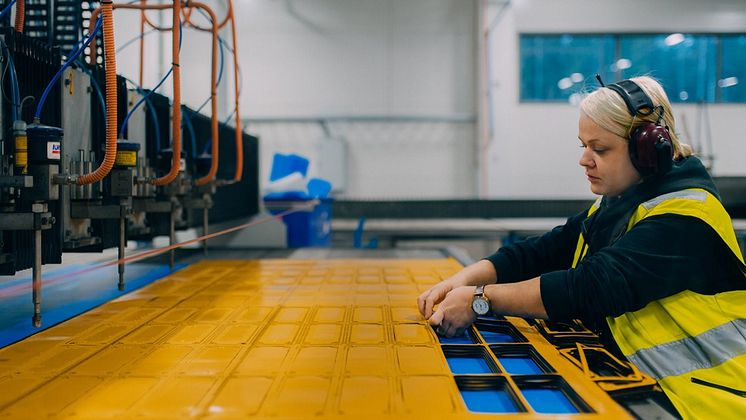 Etra erbjuder tillverknings- och logistiktjänster – här produktion av plastdetaljer för kunds räkning.