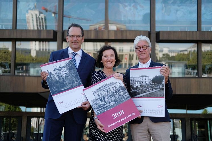 Volker Bremer und Marit Schulz (LTM GmbH) präsentieren gemeinsam mit Dr. Volker Rodekamp (Stadtgeschichtliches Museum Leipzig) vor dem Gewandhaus den Historischen Kalender 2018