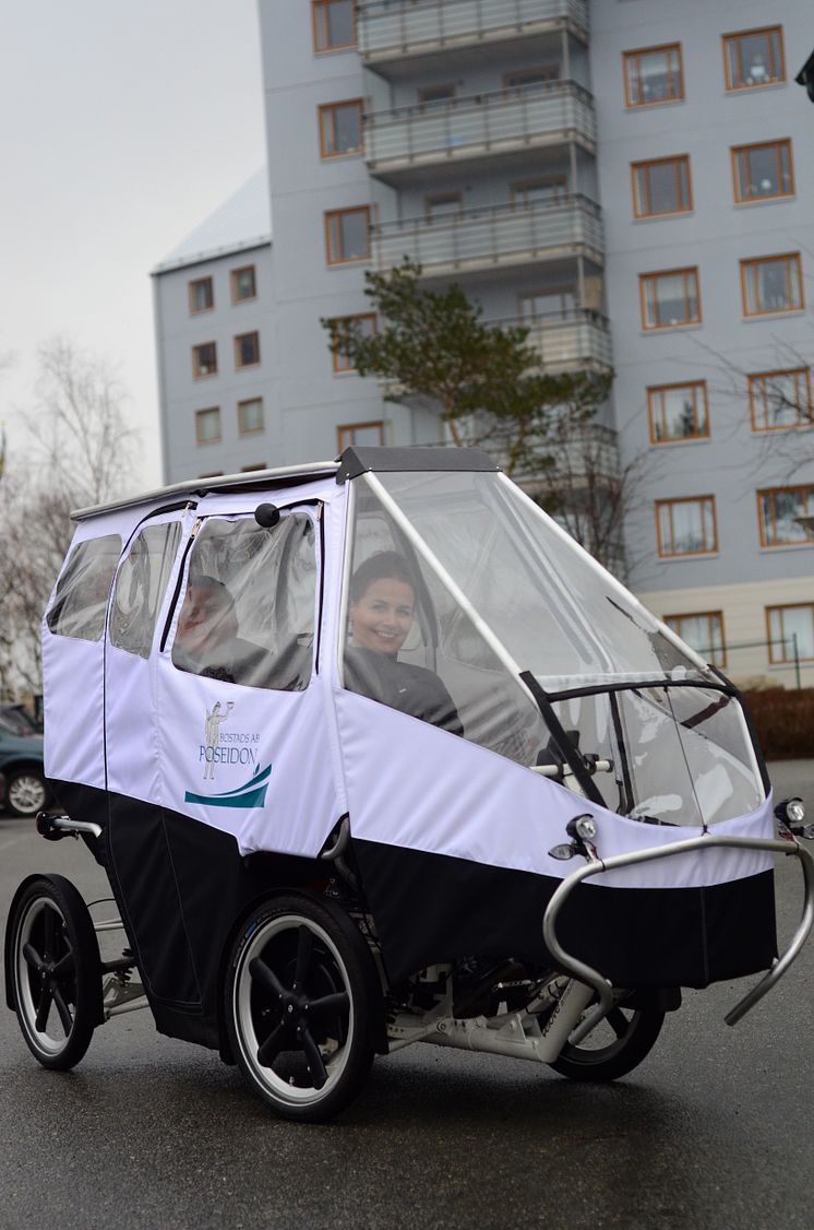 – Vi ser fram mot att ta oss fram mer miljöriktigt med Armadillo-cykeln, säger Lena Molund Tunborn som här testar cykeln.