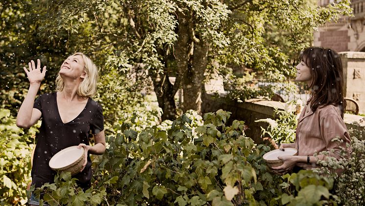 Kirsten Dunst och Charlotte Gainsbourg i slottets trädgård