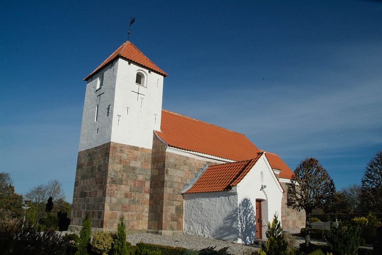 Roum Kirke med håndbearbejdede Dantegl vingetagsten