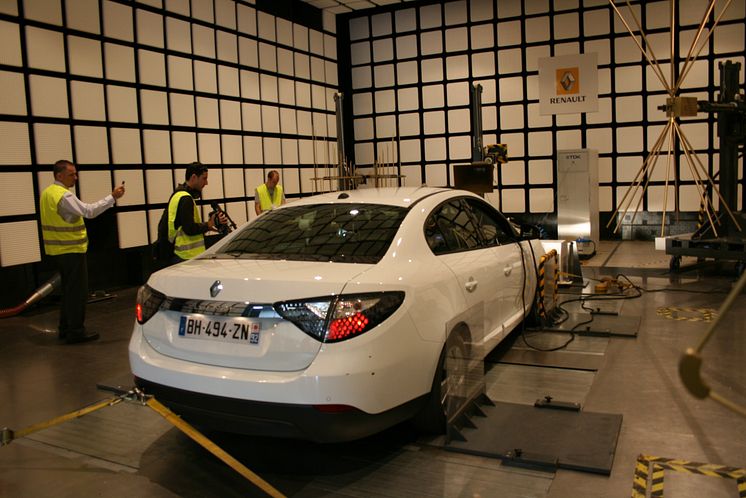Renault Fluence ZE er blandt de biler der testes grundigt i Lardy