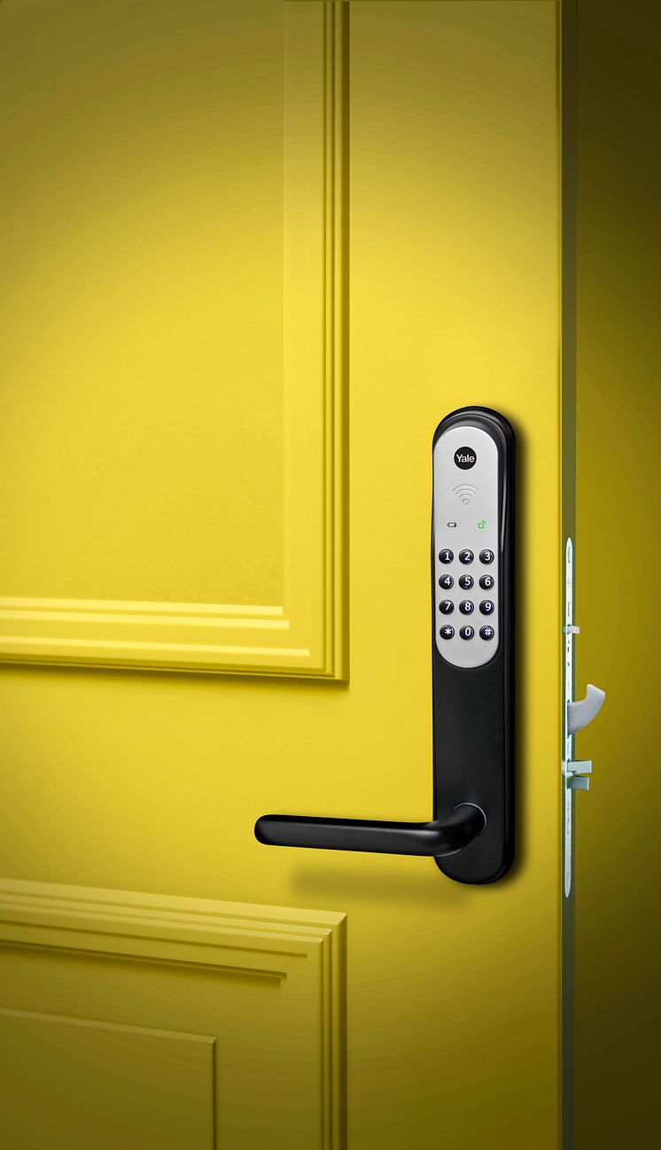 Yale Doorman svart på gul dörr