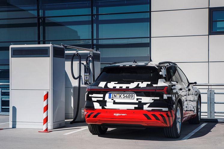 Audi e-tron prototype ved ladestander i Berlin