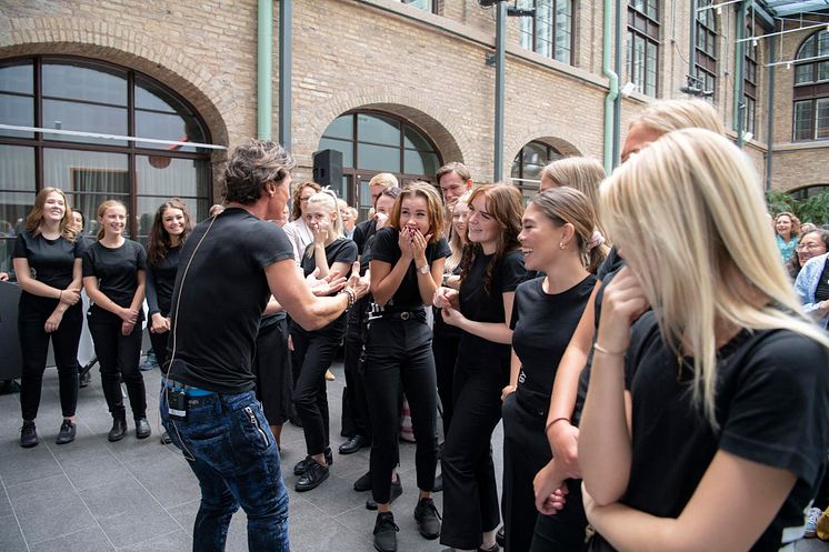 Petter Stordalen delade med sig av sina erfarenheter av hotellbranschen och bjöd Realgymnasiets elever på värdefulla tips.